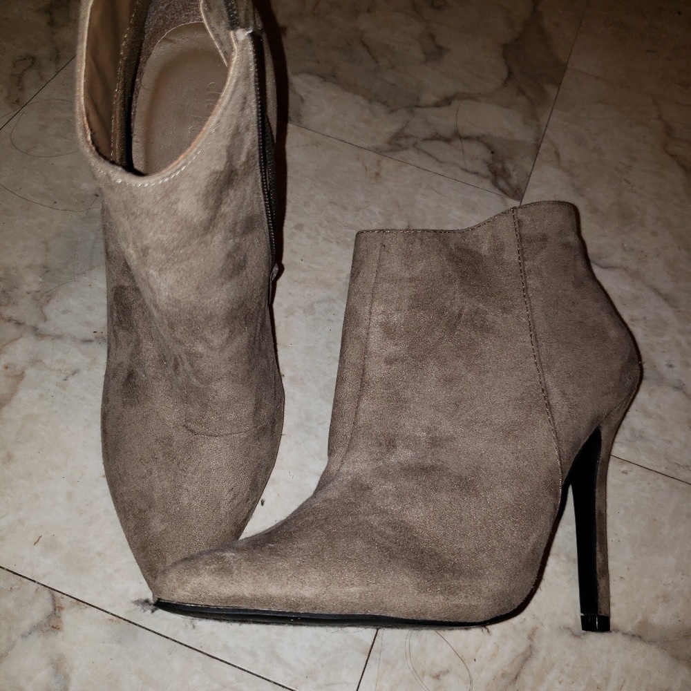 Boots - Picture 4 of 4